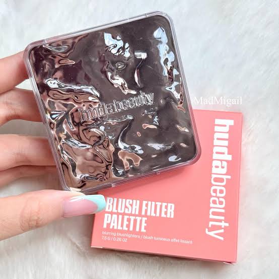 HUDA BEAUTY - Blush Filter Blurring Blushlighters Palette